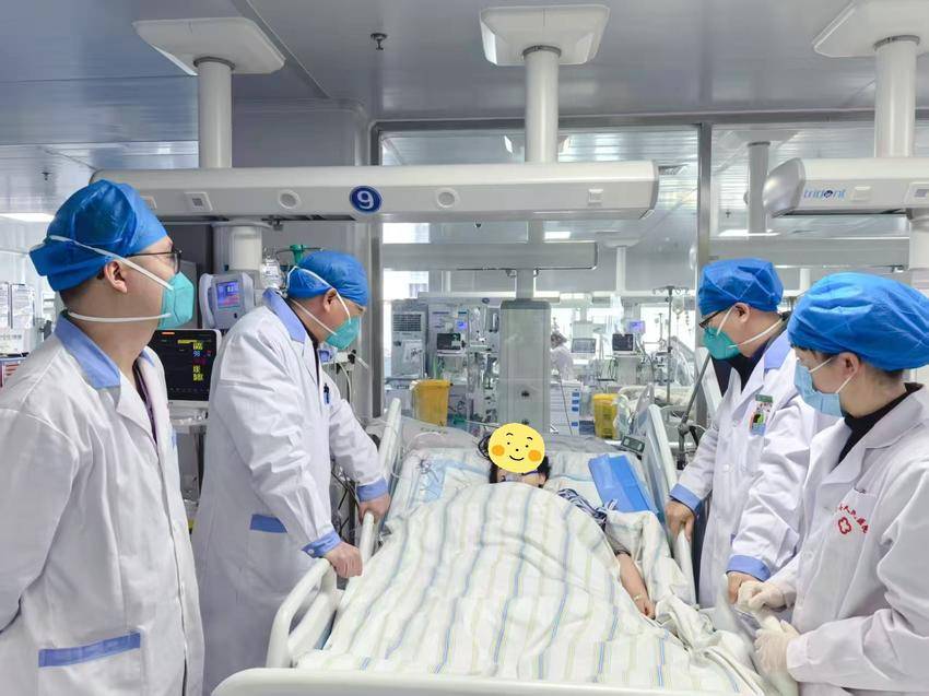 黄女士在ICU病房接受治疗