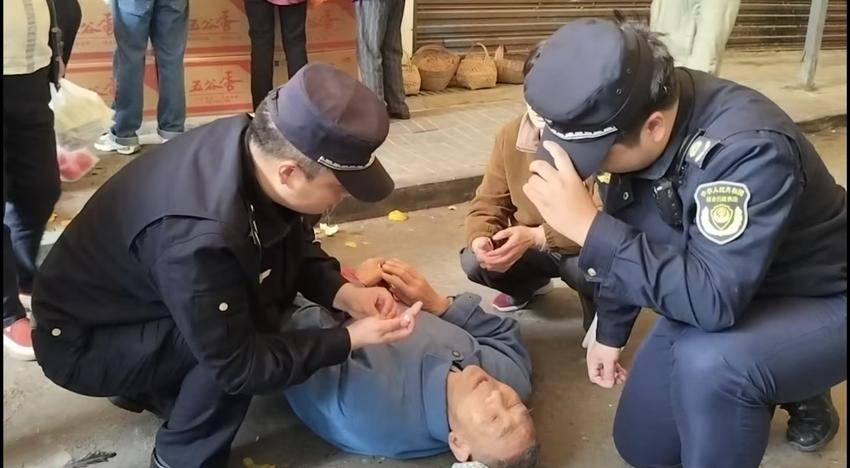 巡查遇老人摔倒“执法蓝”紧急救援显担当(1).doc