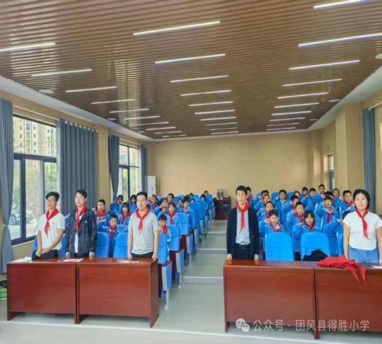 红领巾与朝阳同辉.docx