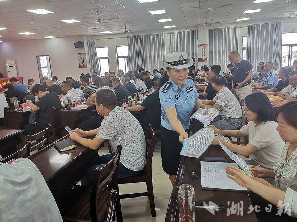 广水交警面对面为200名干部讲安全