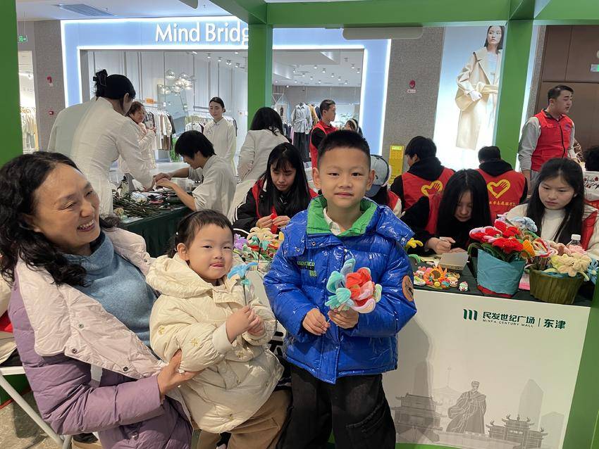 市民带着小朋友展示自己制作的手工作品