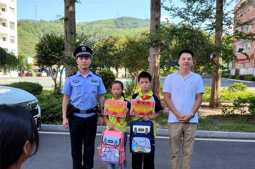 民警为两名小学生颁奖（视频截图）