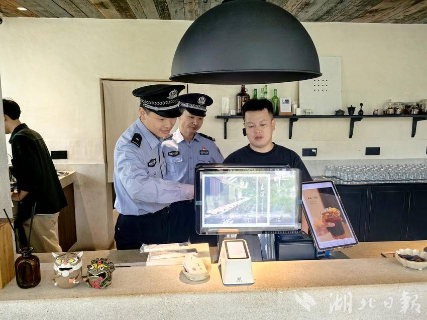 民警走访民宿