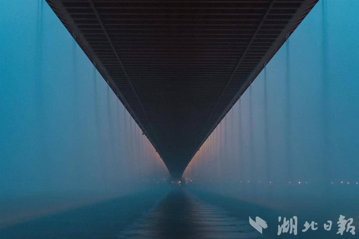武汉杨泗港长江大桥“雨帘”景观。图片来源于网络