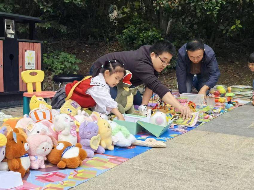 【202511.1盛世社区】童心“换”乐趣，邻里“聚”温情.docx