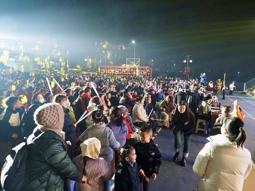 【图文】宜昌长阳：和美龙舟齐奋进 乡村“村晚”欢乐多.docx