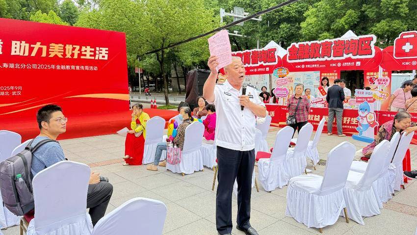 20250919社区广场上，民警发出“灵魂三问”反诈宣传.docx