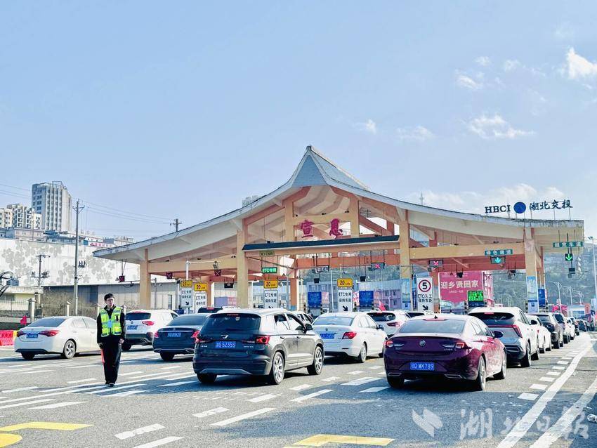 宣恩收费站车流滚滚