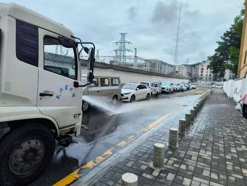 特区住建局：闻“雨”而动 积极应对极端天气 (1).docx