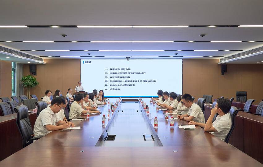 汉阳区开展2024年区属国企管培生入职培训 - 湖北日报新闻客户端