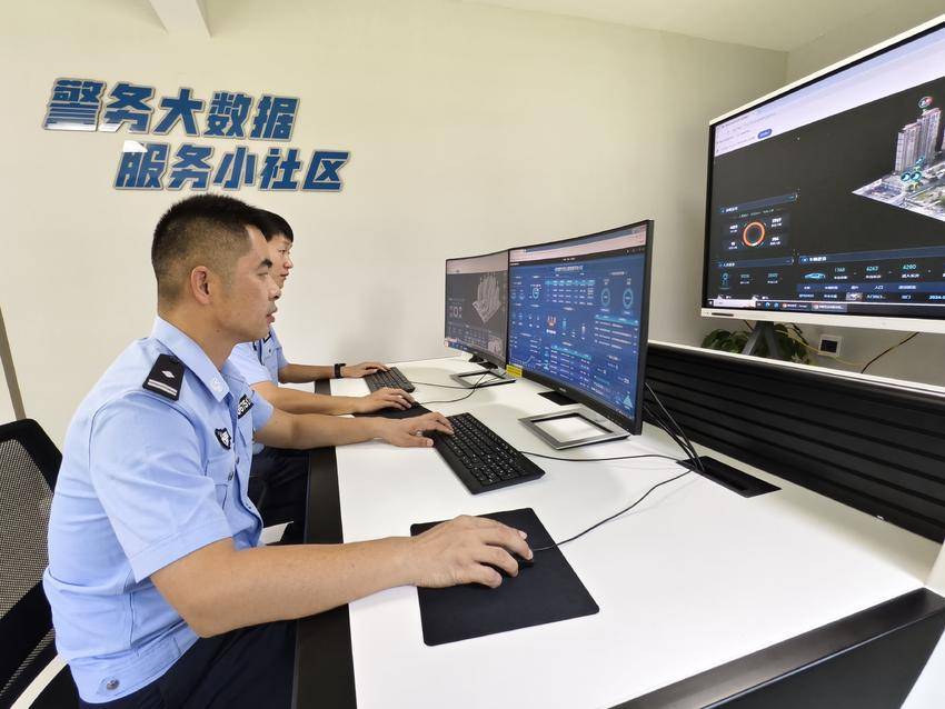 团山派出所社区民警在新市民公寓开展数据查验工作。