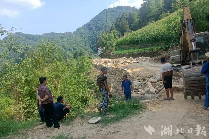 官山镇纪委：聚焦民生实事 泥泞道路焕新颜.docx