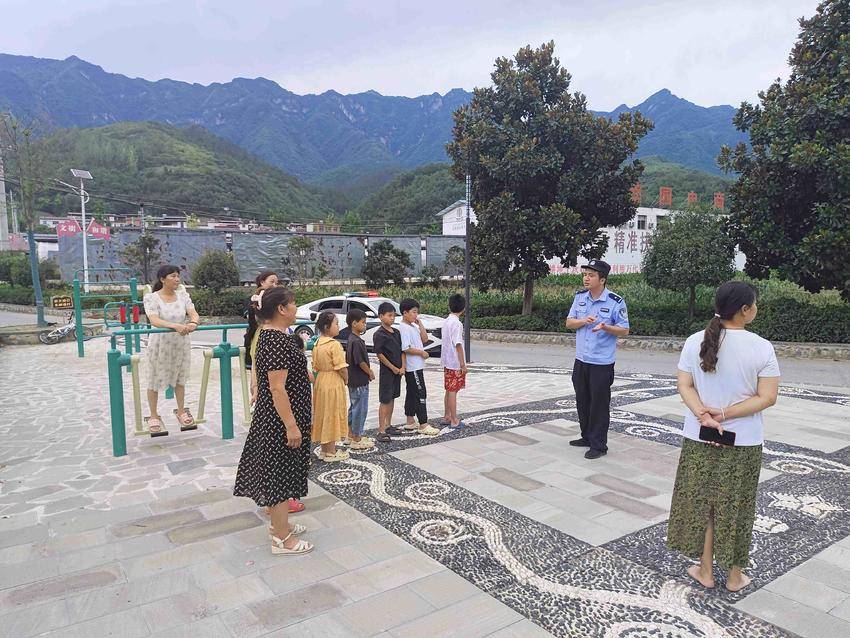 民警对学生进行安全教育（通讯员刘诗雨 摄）