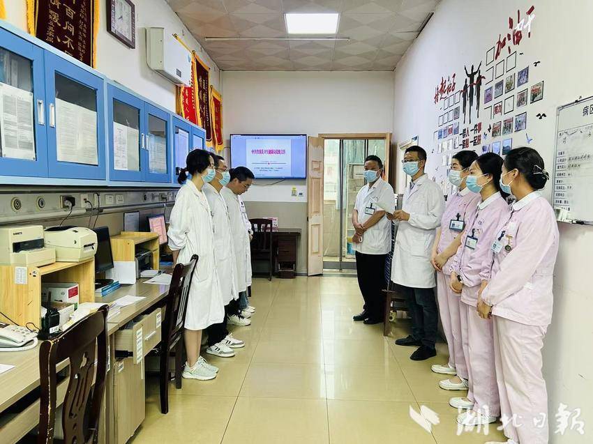 感染科在利用晨会时间给科室人员传达文件精神。（图片来源，科室通讯员）