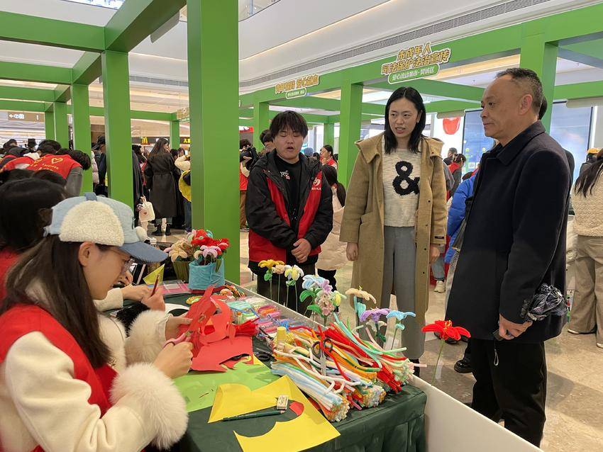团市委相关领导到志愿者摊位前了解情况