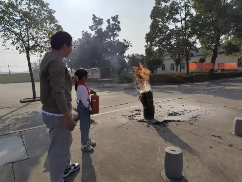 开展消防演练(1).docx