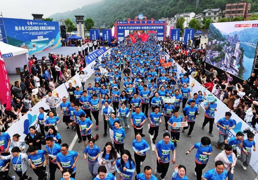 【图文】绿水青山逐“清马” 2024湖北·长阳清江半程马拉松今日开跑.docx