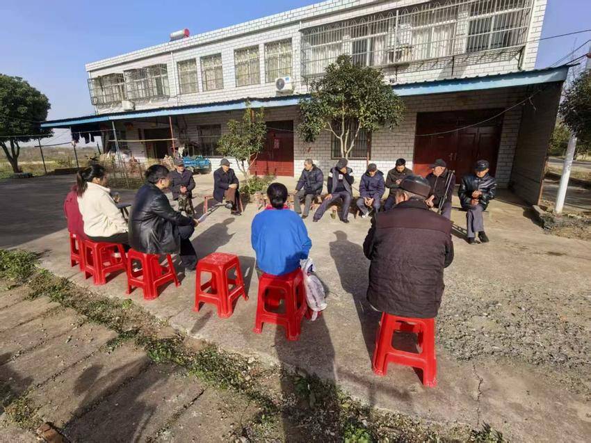 安陆市巡店镇：开好“屋场院子会” 巩固脱贫成果暖民心.docx