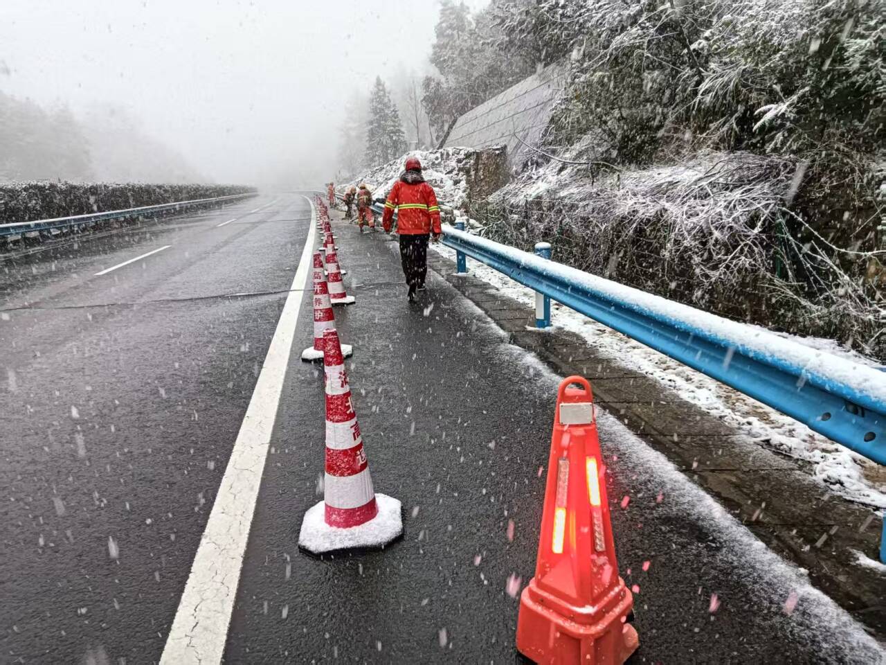 鄂西北高速积极应对今冬首场降雪.doc
