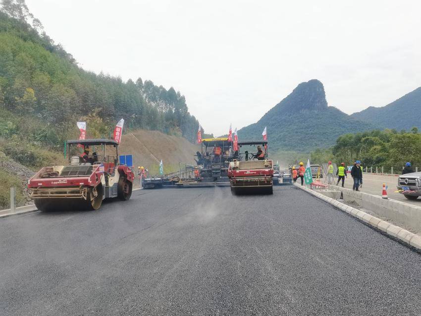【交通强国】罗鹿高速一标顺利完成沥青下面层试验段摊铺.docx