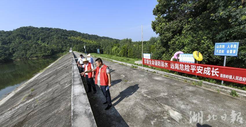 高铁岭镇九龙村：筑牢安全堤坝 守护生命安全(1).doc