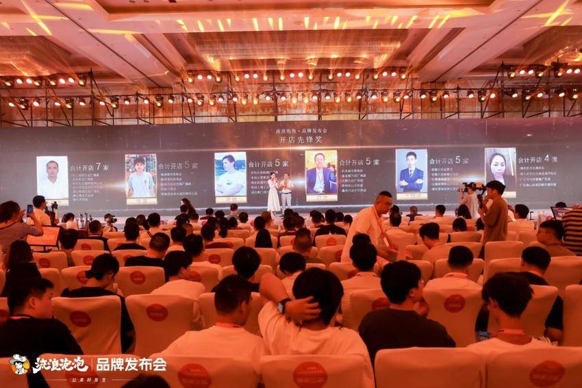 发布会刷保时捷，餐饮圈上演“速度与激情”.docx