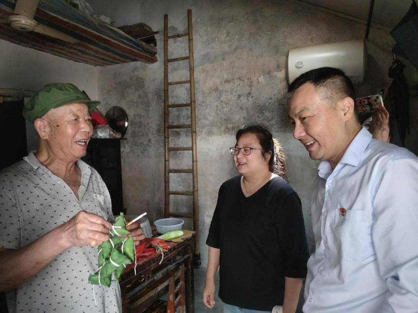 中行仙桃分行与社区居民开展浓情端午包粽子活动.docx