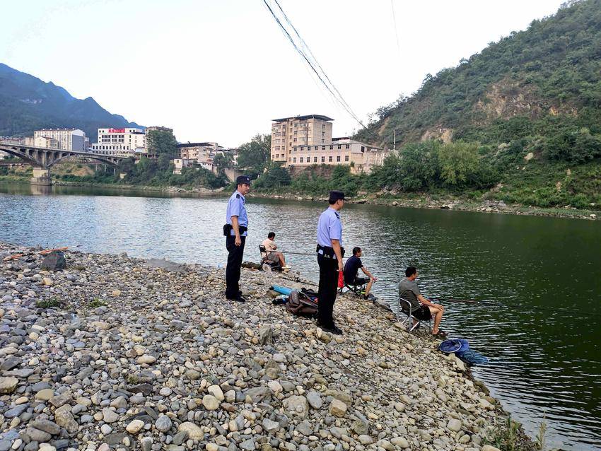 民警在河边巡查宣防（通讯员刘诗雨 摄）