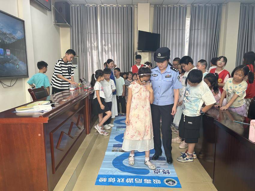 禁毒民警带学生体验小游戏