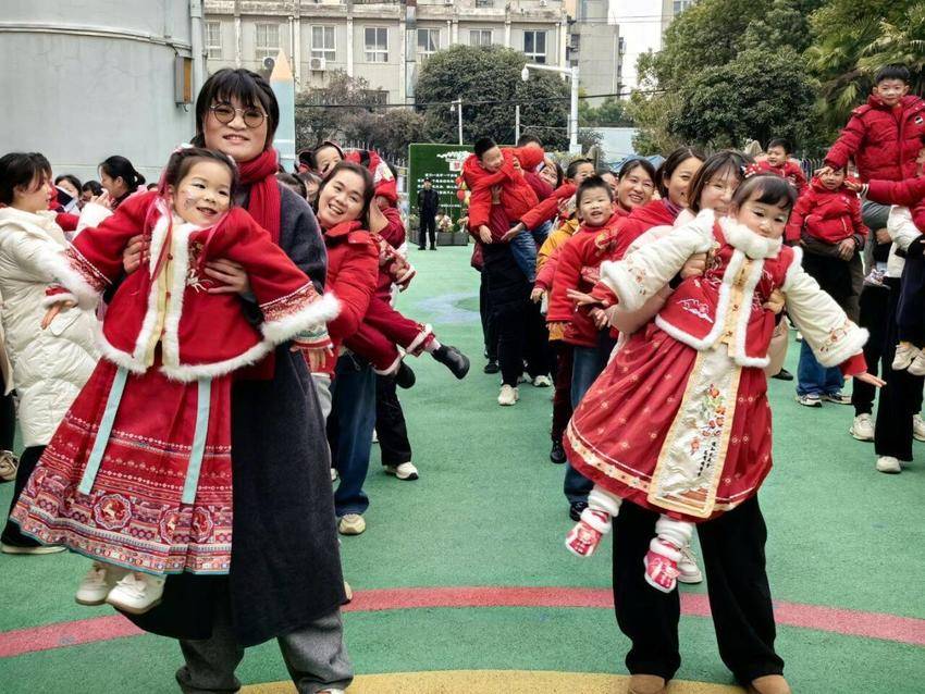 传承与陪伴，青山这所幼儿园用一场亲子活动温暖跨年.docx