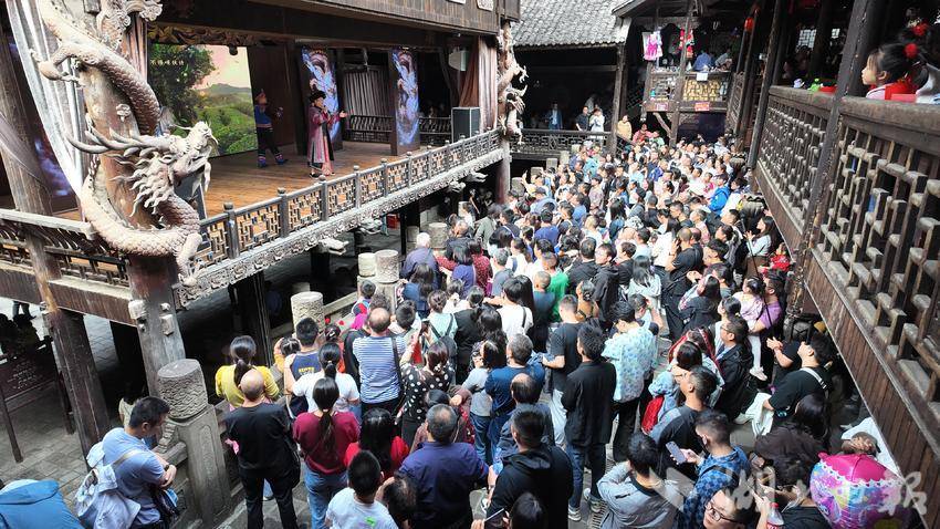 土司城景区游客在九进堂内观看文艺演出