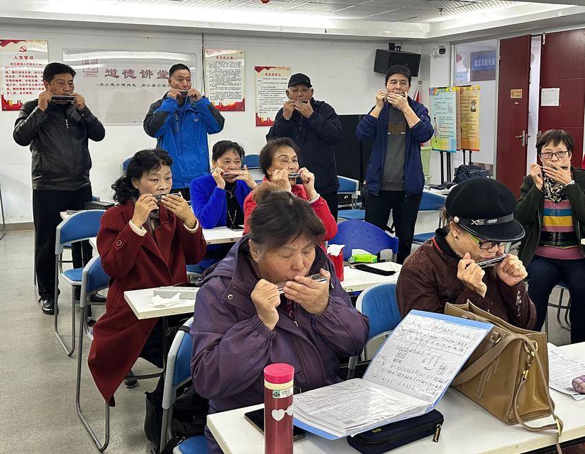 25.11.3音乐零距离 邻里共成长.doc