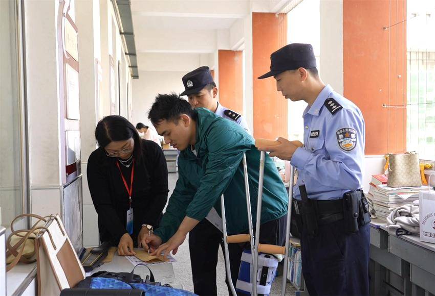 民警搀扶考生进考场