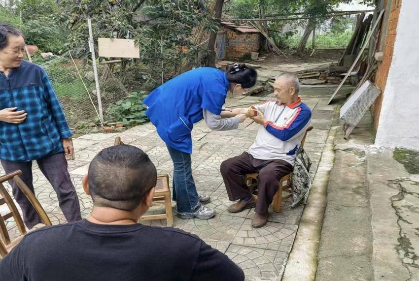 安陆市棠棣镇：健康帮扶暖民心 家庭医生签约护万家.docx