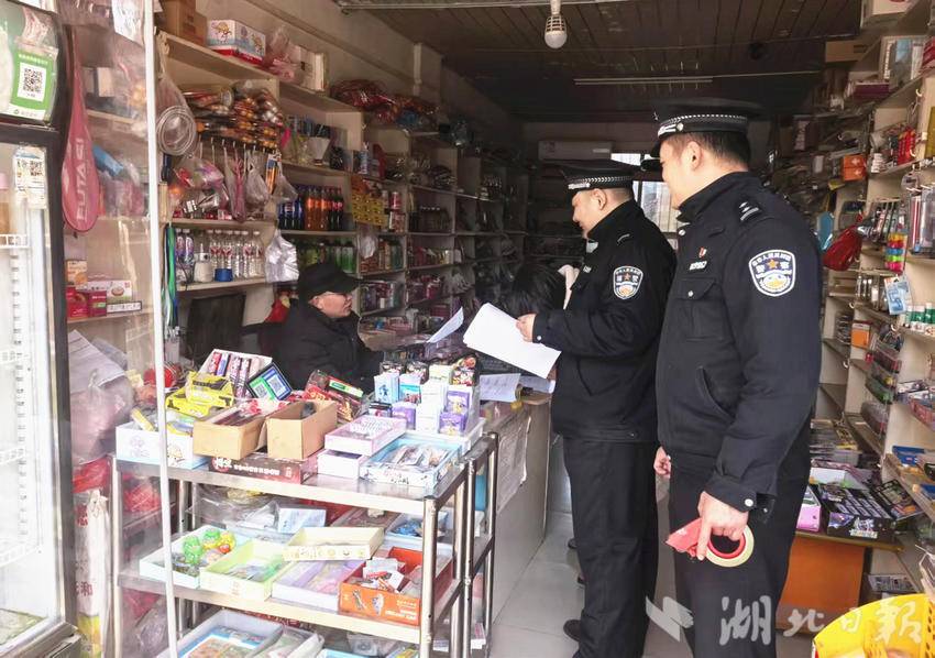 民警向商户发放禁鞭宣传页