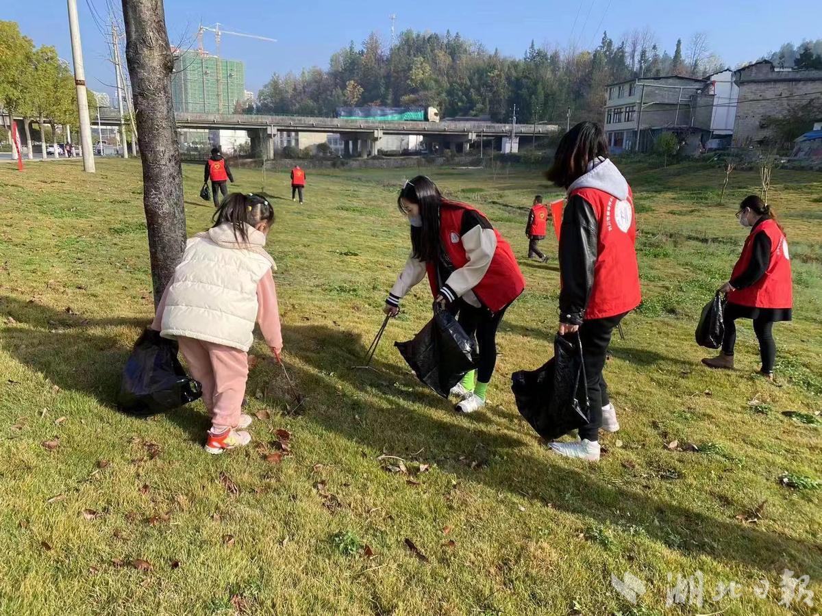 岩下社区：开展青少年“清理垃圾、保护环境”志愿服务活动