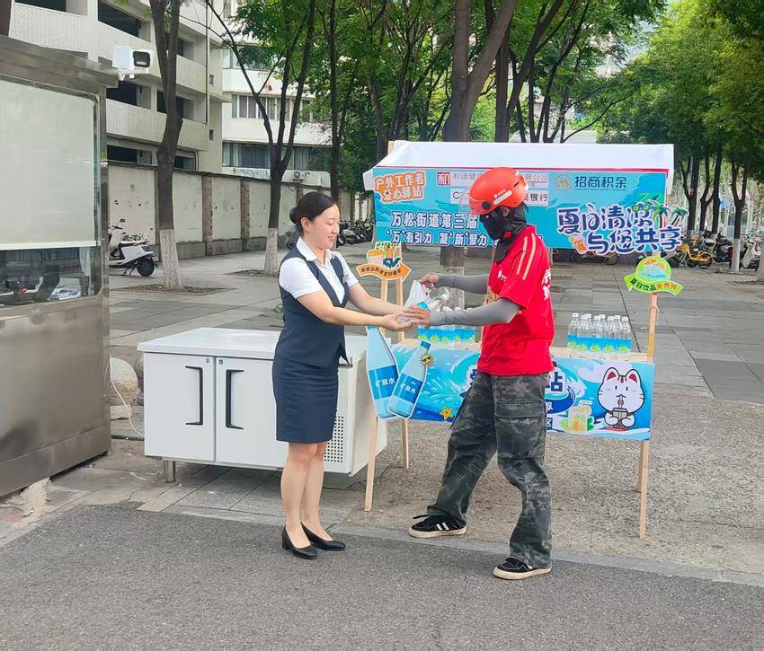 万松街道白松社区启动“爱心冰柜·暖新一夏”公益周，酷暑中传递清凉与关爱 - 湖北日报新闻客户端