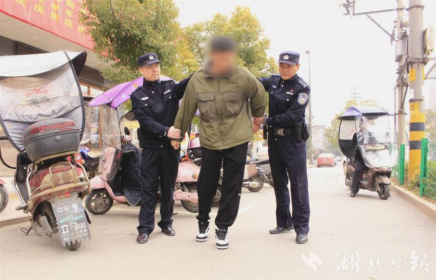 警方街头抓获嫌疑人