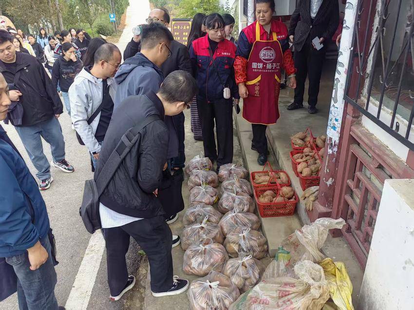 黄冈师范学院商学院党员师生赴红安知青茶场开展参观学习活动.doc