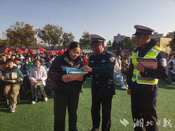 护校安园“警”相随 呵护学生平安行