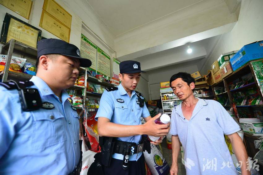 高桥派出所联合其他单位开展农资检查