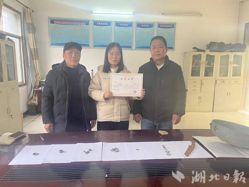 蕲春县博物馆馆长王宏彬（左）向张氏父女颁发收藏证书