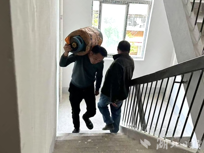 极端天气来袭，老旧房屋屋顶被掀.docx