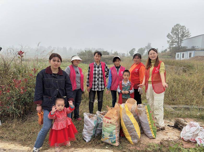 田间挖薯寻乐趣 亲子假期别样甜.docx