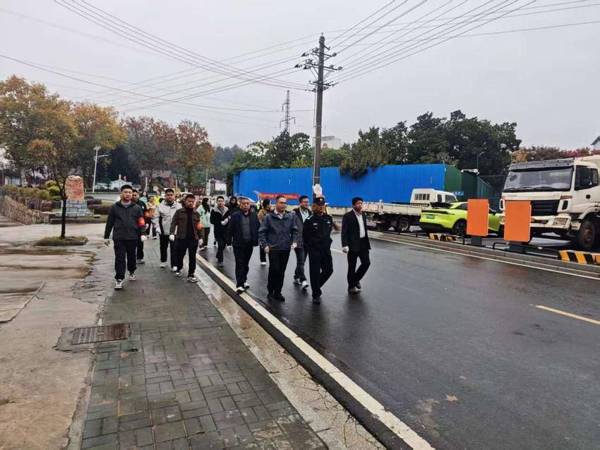 红安县永佳河镇启动镇容镇貌集中攻坚“周五行动”.doc