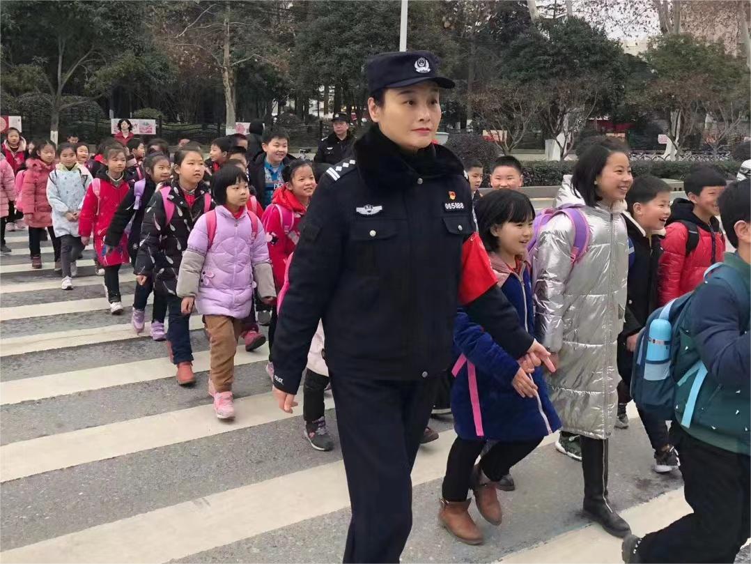 刘蕾在护学岗上执勤