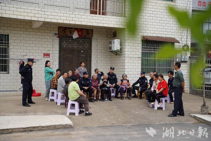 高桥派出所组织村湾安全宣讲