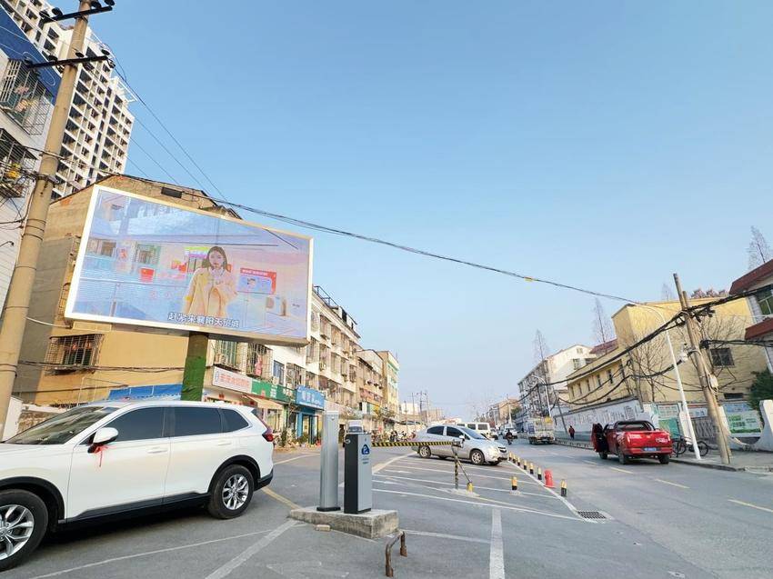 团山镇团山社区：大屏幕点亮辖区企业发展新引擎.docx