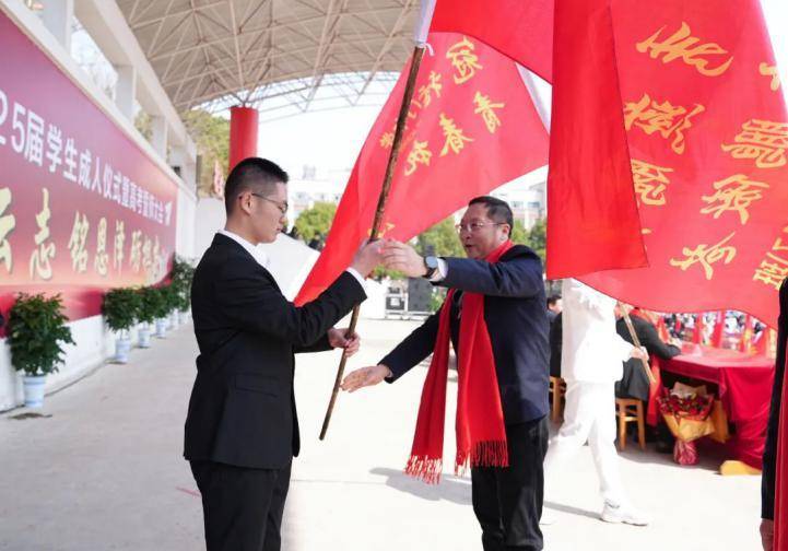 天门中学举行2025届学生成人仪式暨高考誓师大会.docx