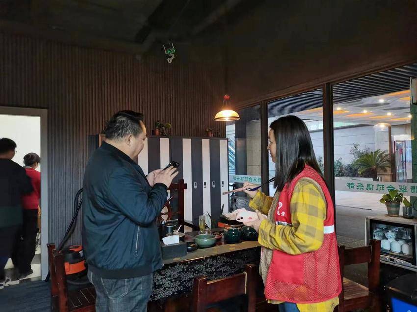西湖社区：便民服务再升级！推广“i黄冈”，西湖社区这样做.docx